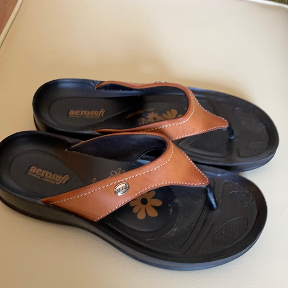 Aerosoft tan leather sandals